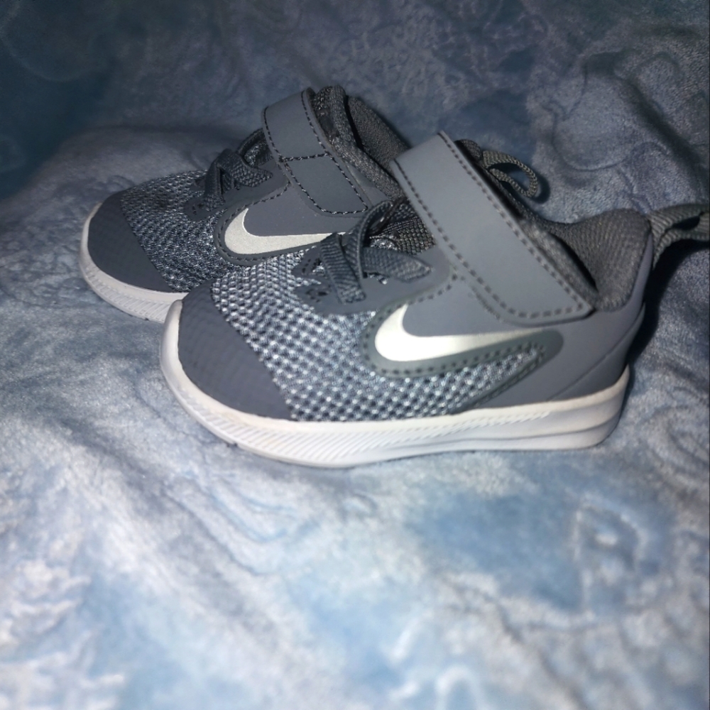 NEW W/O Tag Nike Infant Downshifter 9 Grey Velcro Sneaker
